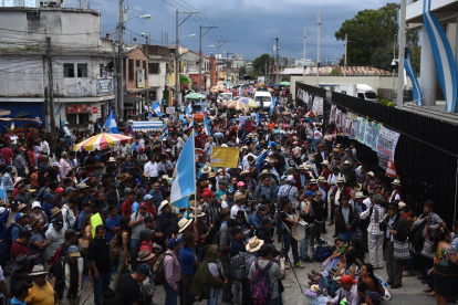 Campesinos e indígenas se manifiestan hoy frente a la sede del Ministerio Público (Fiscalía) para exigir la renuncia de la fiscal general Consuelo Porras, por el secuestro de las actas de los resultados electorales de los comicios celebrados el pasado 20 de agosto, en Ciudad de Guatemala (Guatemala). Manifestantes guatemaltecos mantienen un plantón este lunes frente a la sede del Ministerio Público (Fiscalía) y advierten que pernoctarán en el lugar hasta que renuncie la fiscal general, Consuelo Porras, por sus intervenciones al proceso electoral del país centroamericano.