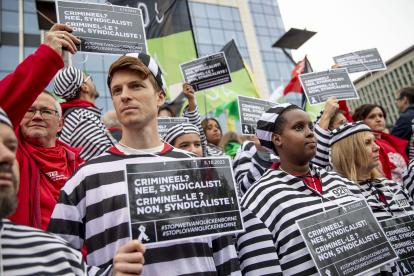 Vista de la manifestación y jornada de huelga nacional en Bélgica contra la reforma legislativa que permite a los jueces prohibir temporalmente el derecho a manifestarse, este jueves 5 de octubre en Bruselas.