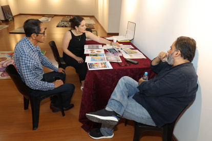 Selección. Los miembros del jurado durante la jornada del viernes 29 de septiembre de 2023, mientras analizaban parte de las obras que llegaron al Salón de Octubre.