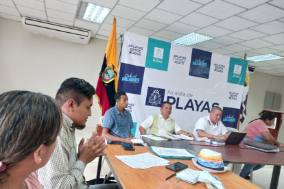 Concejo. Álex Yagual (izq.) aparece en el momento que entrega el pedido a varios de los miembros del Cabildo de Playas.