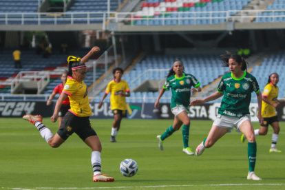La delantera Madelin Riera no tuvo su mejor partido en este debut.