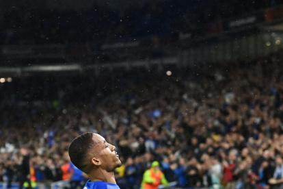 Joao Pedro celebrando el gol del empate.