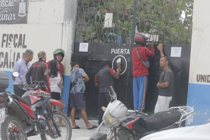 Vigilancia. En los exteriores de los planteles, padres de familia están pendientes de sus hijos, mientras ellos se educan.