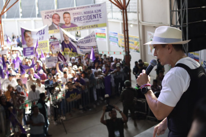 Daniel Noboa, presidenciable finalista, acude a eventos masivo y a selectos medios de comunicación.