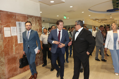 El gerente del hospital Teodoro Maldonado Carbo, Roque Villacís (derecha), recibe al presidente del Consejo Directivo del IESS, Alfredo Ortega (centro), a su arribo a la casa de salud.,