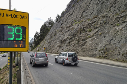 En Cuenca, el alcalde Cristian Zamora suspendió el uso de fotorradares en las vías del cantón.