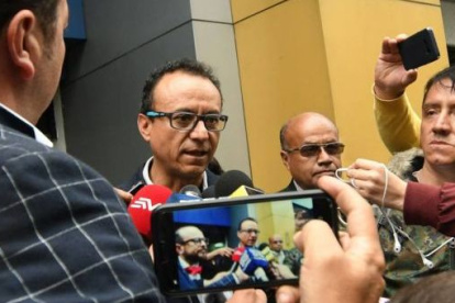 En medio de un fuerte resguardo policial, se presentó Zurita ante la Fiscalía para entregar el celular de Villavicencio.