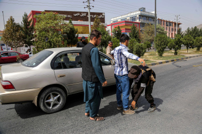 Un control de seguridad de talibanes en Kabul (Afganistán) el 6 de octubre de 2023.