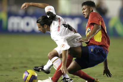 El exfutbolista colombiano Rolan de la Cruz, quien fue internacional con la selección de Guinea Ecuatorial y jugó en Panamá, fue detenido en el suroeste del país por las autoridades que lo acusan de ser un "importante narcotraficante", razón por la cual es pedido en extradición por Estados Unidos.

Las Fuerzas Militares colombianas detallaron en un comunicado que alias "Rolan" pasó de "marcar goles y ser figura del fútbol profesional a manejar rutas y los tentáculos del narcotráfico en el municipio de Tumaco", ubicado en el departamento de Nariño (fronterizo con Ecuador).

Por esa razón, en una operación conjunta de las Fuerzas Militares, la Fiscalía y la Administración de Control de Drogas de EE.UU. (DEA) detuvieron a De la Cruz en el suroeste del país, pues se le acusa de "ser el encargado de distribuir un sinnúmero de cargamentos de cocaína y sustancias alucinógenas hacia los Estados Unidos".

Según las autoridades, el exfutbolista era parte de una red trasnacional de narcotráfico y trabajaba en una empresa de bodegas en la que se almacenan cítricos en el departamento de Valle del Cauca (suroeste).

"Las autoridades investigan si esta empresa tendría algún vínculo con su actividad delictiva, ya que el capturado estaría empleando estas bodegas para realizar cargamentos de cocaína y sustancias alucinógenas, los cuales serían camuflados en las pulpas de fruta que allí manejan, para luego realizar la comercialización hacia Norteamérica", detallaron las FF.MM..

Igualmente señalaron que contaba con una orden de detención y un pedido de extradición de la Corte del Distrito de Texas de los Estados Unidos desde el año pasado para comparecer por los delitos de tráfico de drogas ilícitas y concierto para delinquir.

De la Cruz, de 39 años, debutó como profesional en el 2005 en el Deportivo Cali. También jugó en otros cuatro equipos en Colombia; en el Árabe Unido de Panamá, y en The Panthers FC, de Guinea Ecuatorial.

Justamente en ese último equipo se retiró en 2013, según las FF.MM., porque contrajo malaria en Guinea Ecuatorial, tras lo cual "su salud y condición física no volvieron a ser las óptimas para un atleta de alto rendimiento".

"Por eso su vida cambió y decidió retirarse de las canchas, regresar a Colombia y, según las autoridades, dedicarse al negocio criminal del narcotráfico", añadieron las Fuerzas Militares.

Futbolistas colombianos y narcotráfico
En enero de 2020, el exfutbolista internacional Jhon Viáfara, que jugó en la Real Sociedad en 2006, fue extraditado a EE.UU. por narcotráfico y concierto para delinquir.

Viáfara, campeón con el Once Caldas de la Copa Libertadores en 2004, había sido detenido en marzo de 2019 junto a otras cuatros personas en una operación realizada por Policía colombiana en Cali, capital del Valle del Cauca.

Igualmente, la Policía de Nápoles (Italia) detuvo en septiembre de 2021 al exjugador internacional colombiano Antony de Ávila, al que buscaba desde 2001 por estar vinculado, presuntamente, con un grupo de narcotráfico internacional.

También el exfutbolista colombiano Diego León Osorio fue capturado por tercera vez, según las autoridades, por el delito de tráfico de estupefacientes en el aeropuerto José María Córdova de Rionegro, en el departamento de Antioquia, cuando el pasado 9 de abril intentó viajar a España con cerca de 2 kilos de cocaína.