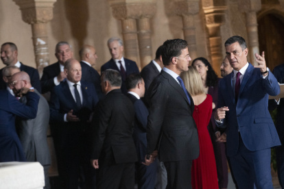 El presidente del Gobierno en funciones, Pedro Sánchez (d), conversa con el primer ministro holandés, Mark Rutte (2d), durante la III Cumbre de la Comunidad Política Europea (CPE), este jueves en el Patio de los Leones de la Alhambra, en Granada. EFE/ Miguel Ángel Molina