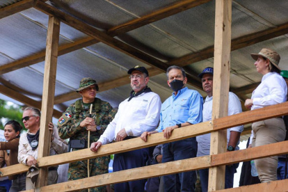Reunión. Cortizo (d) y Chaves en la Recepción Migratoria de Lajas Blancas