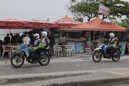 Escena. . Varios policías realizaron patrullaje en la zona donde fueron asesinados tres médicos, en la orla de Barra Tijuca, en Río de Janeiro (Brasil).