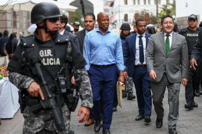El alcalde de Nueva York, Eric Adams (c) recorre, el Centro Histórico, en Quito (Ecuador), este 6 de octubre de 2023.