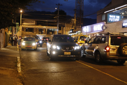 Incomodidad. La falta de plazas de parqueo contribuye a la generación del caos vehicular en la parroquia.
