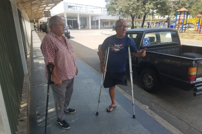 Freddy Cedeño (derecha) considera que el IESS debería primero resolver los problemas pendientes del hospital Teodoro Maldonado Carbo, como en su caso, que espera una prótesis desde hace dos años.