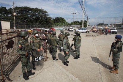 Un grupo de militares se agolpó en los exteriores del ingreso a la Penitenciaría del Litoral