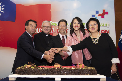 Pedro Velasco, monseñor Andrés Carrascosa, el embajador Augusto Liao, Éricka Chang y Lynn Lee.