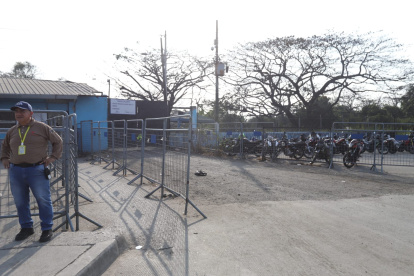 Calma en los exteriores de la penitenciaria la mañana de hoy.
