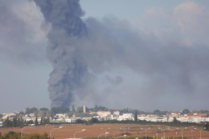 Humo tras un impacto sobre la ciudad israelí de Gedera tras el lanzamiento de cohetes desde Gaza hoy sábado.