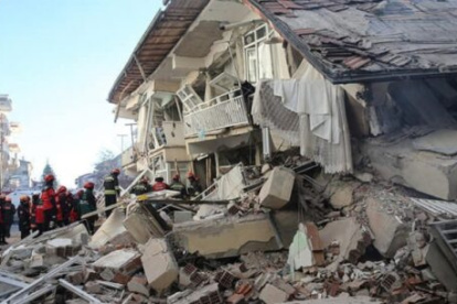 Al menos cuatro personas han muerto y una veintena resultó herida a consecuencia del terremoto de magnitud 7.