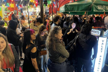 n grupo de personas permanece en el exterior de restaurantes en la noche del viernes después de sonar la alerta sismica en la Ciudad de México