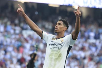 MADRID, 07/10/2023.- El centrocampista inglés del Real Madrid Jude Bellingham celebra tras marcar el 2-0 durante el partido de Liga EA Sports que el Real Madrid y el Osasuna disputan este sábado en el estadio Santiago Bernabéu de Madrid. EFE/ZIPI ARAGON