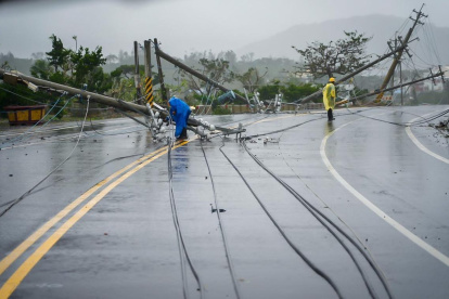 El tifón Koinu se aleja de Taiwán tras dejar un muerto, más de 300 heridos y a miles sin luz
