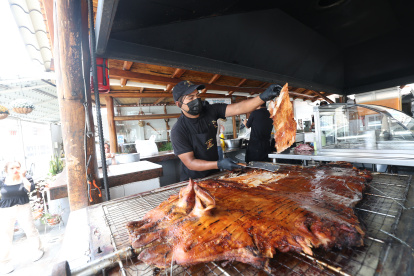 En el local de "Los asados de Pecho", el cerdo puede permanecer marinándose en especias hasta tres días antes de su cocción.

PERIODISTA : CELESTE GRANIZO

FECHA : 04/10/2023 

Agencia (ag-extra)