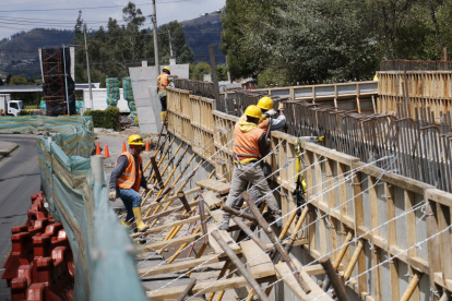Movilidad. En Conocoto se está construyendo un paso a desnivel para alivar la congestión vehicular.