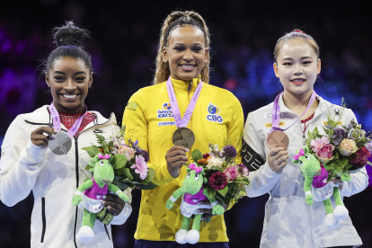 Antwerp (Belgium), 07/10/2023.- (L-R) Silver medalist Simone Biles of the United States, gold medalist Rebeca Andrade of Brazil and bronze medalist Seojeong Yeo of South Korea pose on the podium after winning the Women"s Vault Final at the Artistic Gymnastics World Championships in Antwerp, Belgium, 07 October 2023. (Bélgica, Brasil, Corea del Sur, Estados Unidos, Amberes) EFE/EPA/OLIVIER MATTHYS