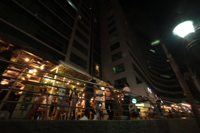 Escenario. Restaurantes, restobares y discotecas se levantan en Puerto Santa Ana, una de las zonas más turísticas que tiene Guayaquil y donde habitan también familias.