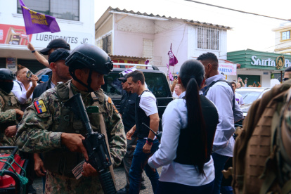 Los candidatos ya no abrazan al pueblo y los escoltas de los políticos impiden el diálogo ameno.