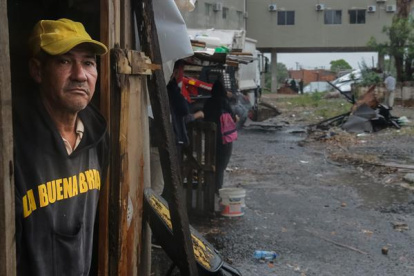 Un hombre observa los restos de las casas quemadas, en Asunción (Paraguay)