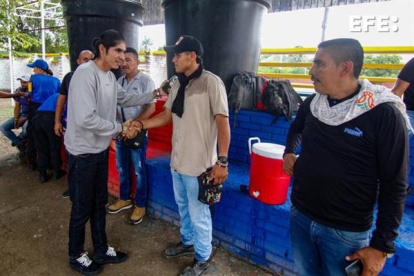 Encuentro. El vocero del EMC saluda a un grupo de personas.