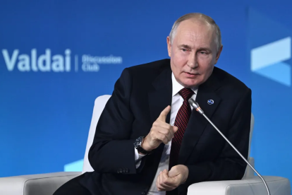 El presidente ruso Vladimir Putin asiste a una sesión plenaria