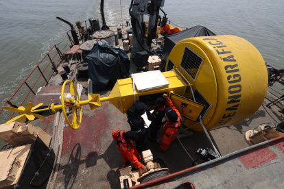 Tarea. Es la segunda boya oceanográfica del Inocar que será sumergida al  oeste de las islas Galápagos.