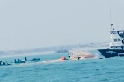 Captura de video en la que se ve a la nave hundida y a otra llegando al rescate de los tripulantes.