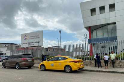 Familiares de los fallecidos acudieron al Centro Forense en busca de los cuerpos.