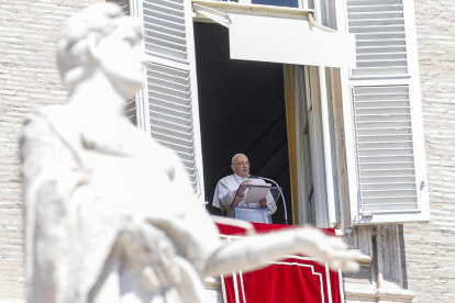 Imagen de archivo del papa Francisco en la ventana de su oficina con vistas a la Plaza de San Pedro, en la Ciudad del Vaticano.