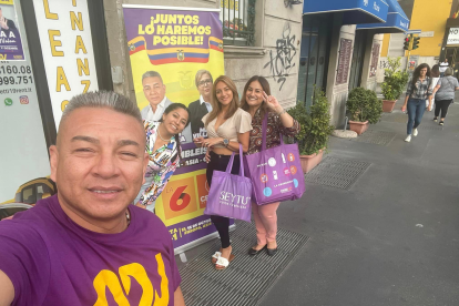 Saavedra posa junto a ciudadanas. Usa los colores de la alianza de Daniel Noboa, a quien respaldan en segunda vuelta.