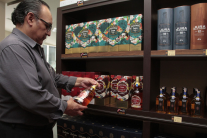 El licor importado desde destinos como Europa comienza a tener retrasos por los problemas en el Canal de Panamá.