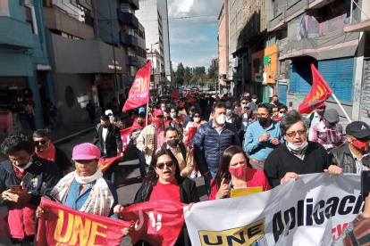 La UNE y otras organizaciones sociales protestaron afuera de la Corte Constitucional.