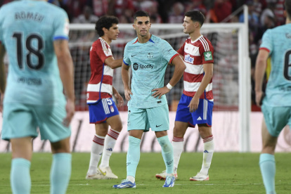 GRANADA, 08/10/2023.- El atacante del FC Barcelona Ferrán Torres (c) durante el encuentro correspondiente a la jornada nueve de primera división que disputan hoy Domingo frente al FC Barcelona en el estadio Nuevo Los Cármenes, en Granada. EFE/ Miguel Angel Molina
