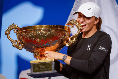 Beijing (China), 08/10/2023.- Iga Swiatek of Poland bites her trophy after winning the Women"s Singles Final match against Liudmila Samsonova of Russia (not pictured) at the China Open tennis tournament in Beijing, China, 08 October 2023. (Tenis, Polonia, Rusia) EFE/EPA/MARK R. CRISTINO