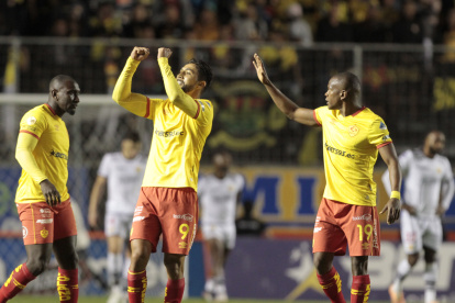 El colombiano Jeison Medina (c) fue una de las figuras del Aucas al marcar dos goles a Barcelona.