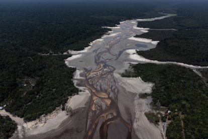 Vista. Se observa el río Negro visiblemente seco, en Tumbira