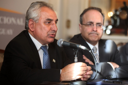 El ministro de Defensa de Uruguay, Luis Rosadilla (i),en una fotografía de archivo