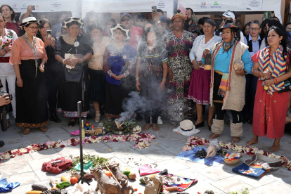 Cuenca. Una mujer sanadora organiza sus materiales de trabajo.