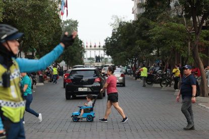 Una mujer camina junto a su hijo por una calle del centro de Guayaquil. Según el censo de 2022, el promedio materno actual es de dos hijos.