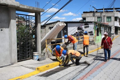 Los obreros de la Empresa de Agua limpian alcantarillas y quebradas para evitar contratiempos en el invierno